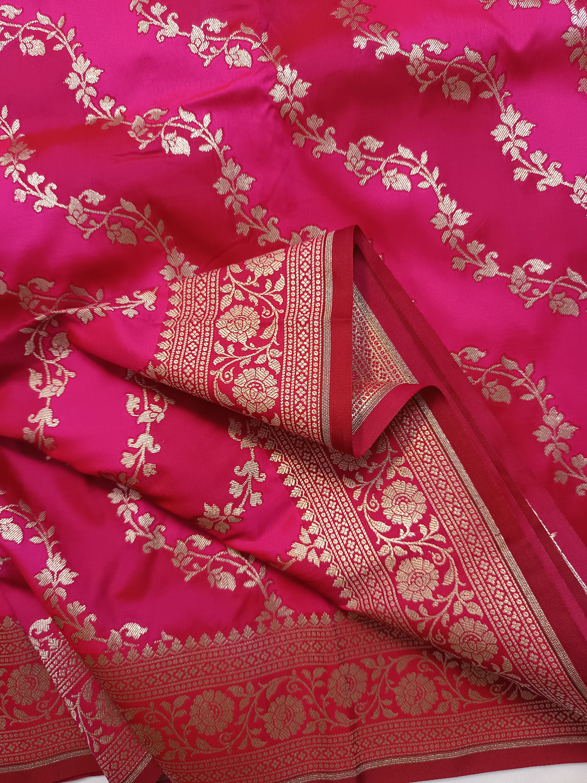 Stunning Magenta Mashru Silk Banarasi Saree with Rangkaat Weave